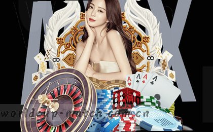 一群游客在艺术展厅观赏巨幅油画